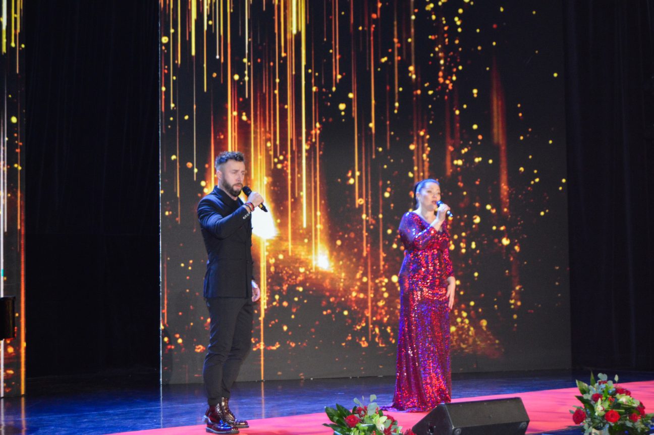 Uroczystość zakończył występ zaprzyjaźnionych z Mazowieckim Teatrem Muzycznym śpiewaków operowych. Od lewej Pan Wojciech Sokolnicki oraz Pani Ilona Krzywicka.